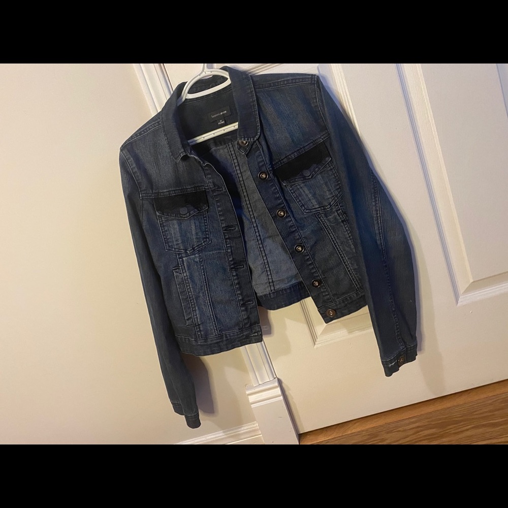 Blue jeans jacket with embroidered pockets